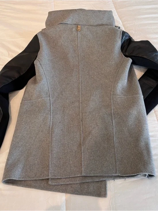 Mackage Wool Coat M
Grey Leather Trim Embellishment & Pointed Collar - Picture 5 of 6
